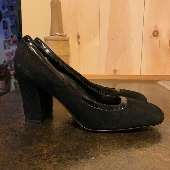 🌈 BCBGMaxAzria Black Suede Chunky Heels - Picture 1 of 7
